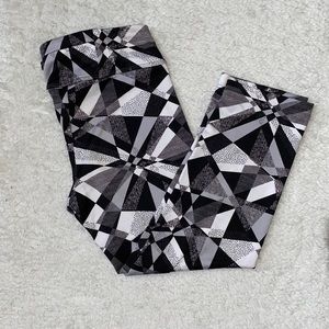 NWOT Aeropostale Black and White Geometric Patterned Cropped Athletic Leggings